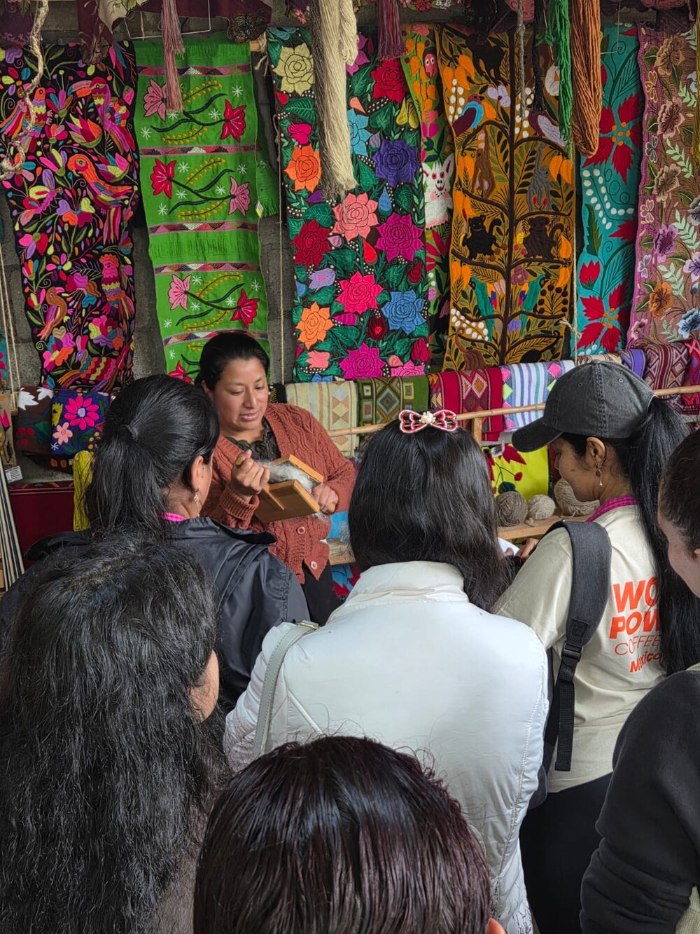 Recorrido comunitario durante un encuentro de mujeres en café en México