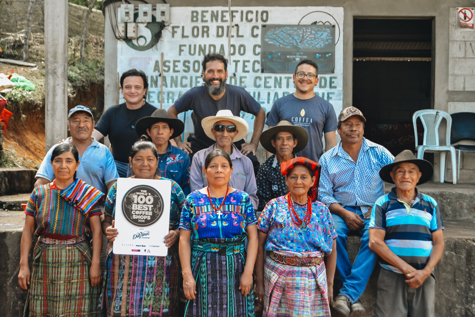 El equipo de Coffea celebra el reconocimiento The World’s 100 Best Coffee Shops 2026 con familias productoras en el beneficio