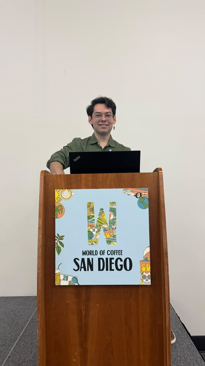 El Dr. Alexis Salazar presentando en World of Coffee San Diego
