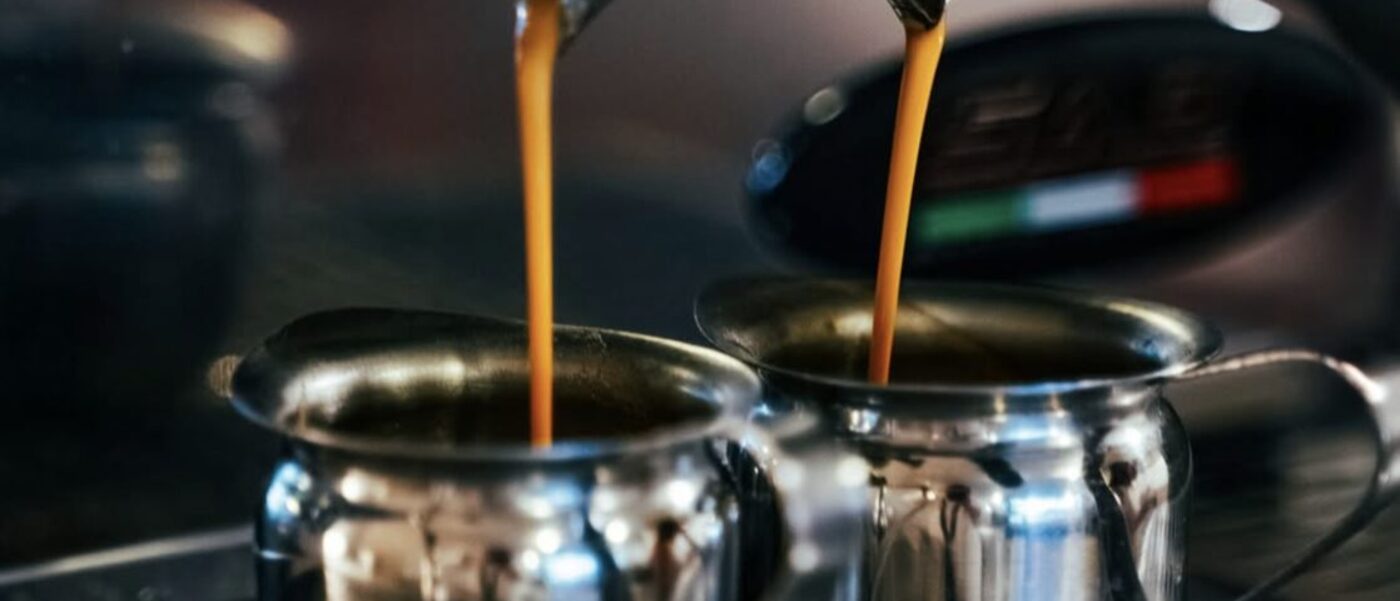 Doble espresso extrayéndose en la barra de control de calidad de NudoVerde