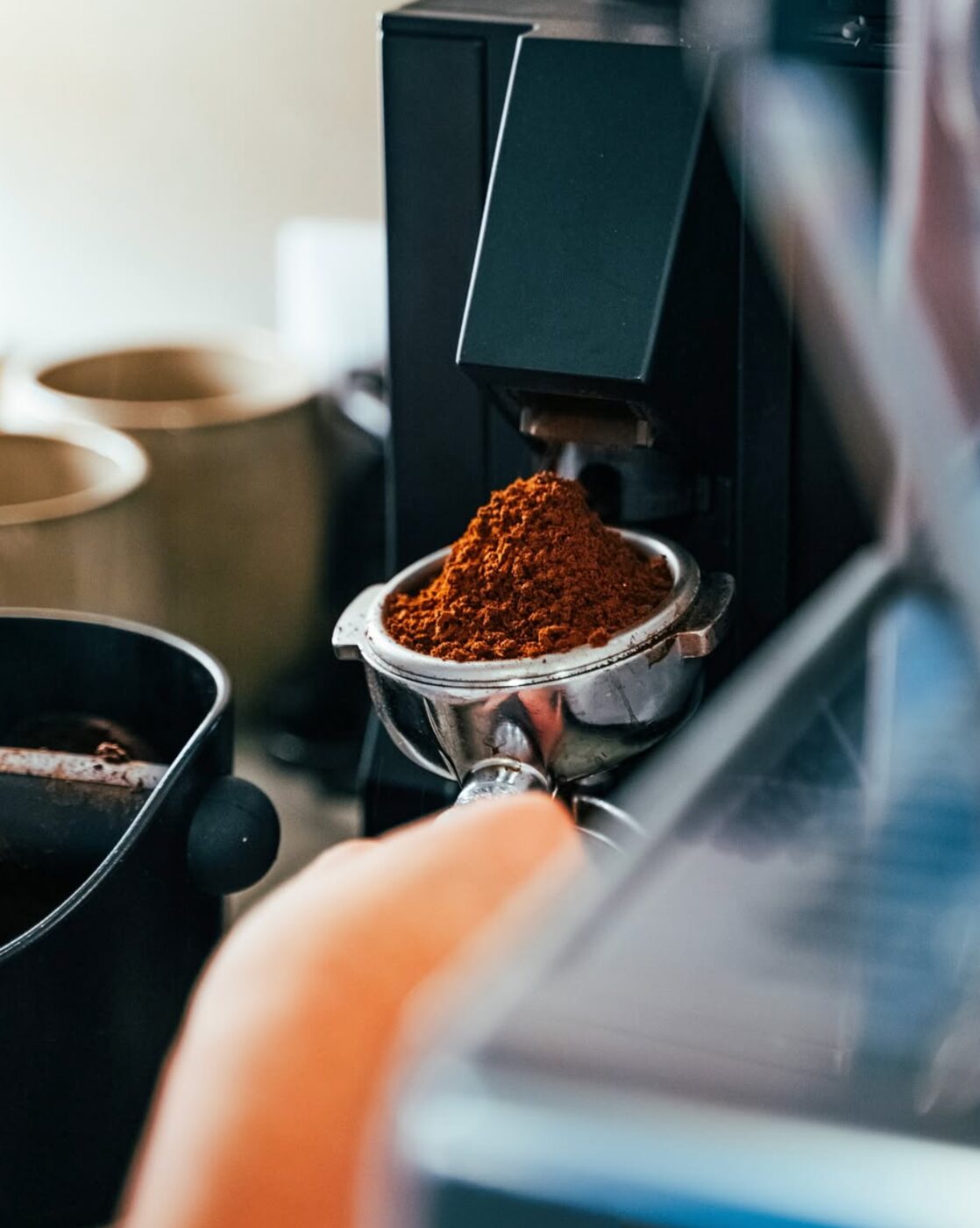 Café recién molido dosificado en el portafiltro en el laboratorio de NudoVerde