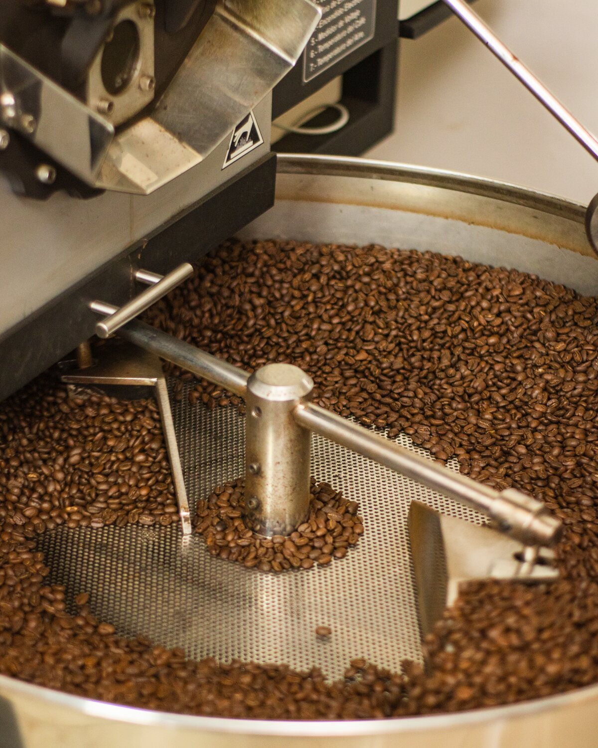 Café recién tostado girando en la enfriadora del tostador mexicano marca Cafeli
