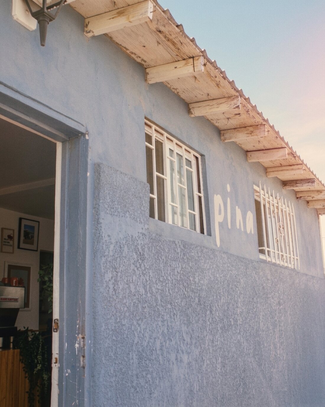 Fachada azul de Pina — Barra Tostadora en Tijuana, Baja California, con el logotipo pintado en la pared