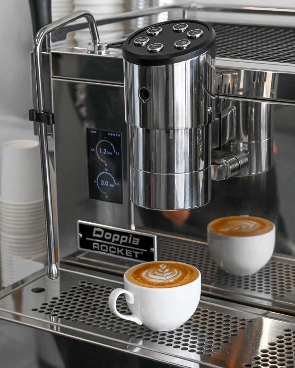 Máquina de espresso Rocket Doppia sirviendo dos cafés con leche, equipo que Selenia distribuye